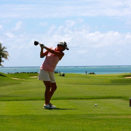 Comment choisir ses vêtements de golf pour femme